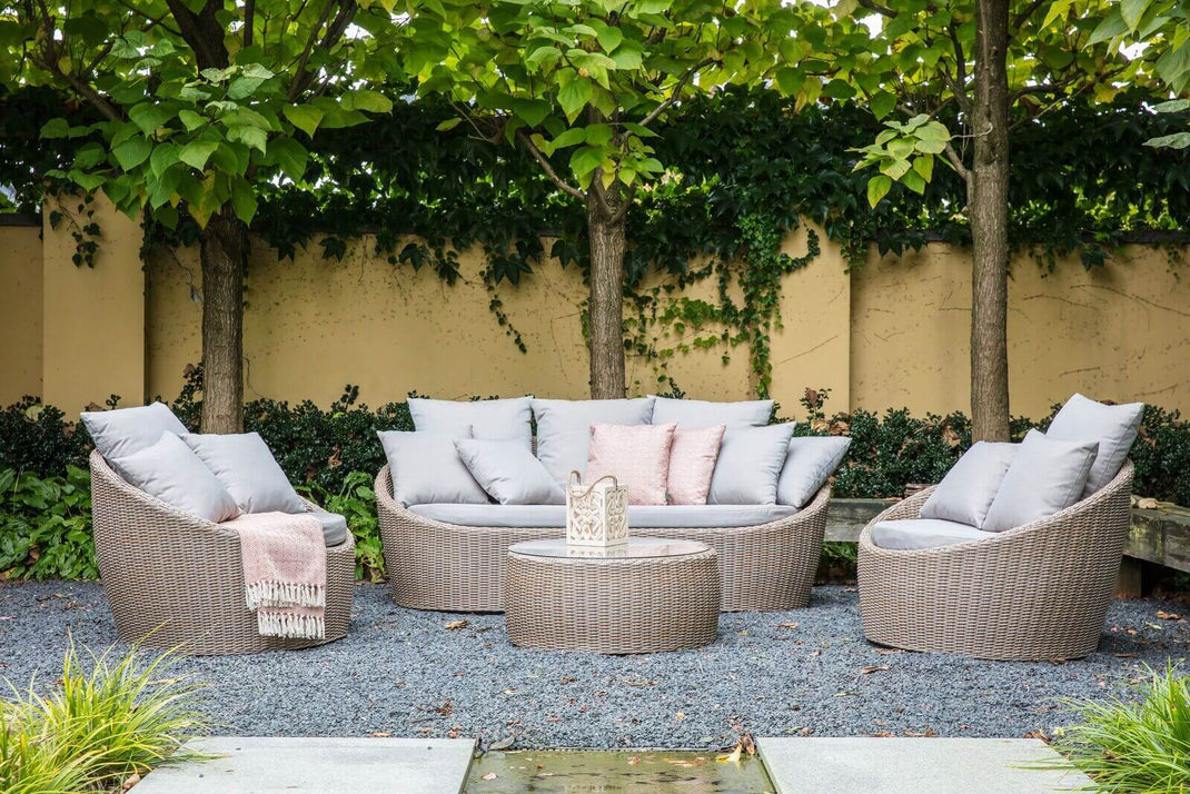 Lounge-Sets im Garten. Zu den Gartenmöbeln